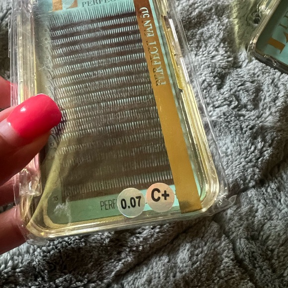 Lash Extension Lot - Picture 4 of 4